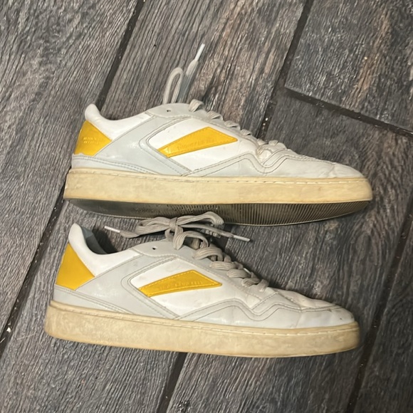 WOMEN'S COURT - Picture 8 of 9